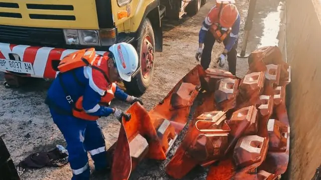 PT Pertamina Port & Logistics (PPL) mengerahkan layanan marine pollution response dan port emergency support untuk menangani insiden kandasnya Kapal LCT Mutiara Garlib Samudera di perairan Pulau Dongas. (Dok Pertamina)