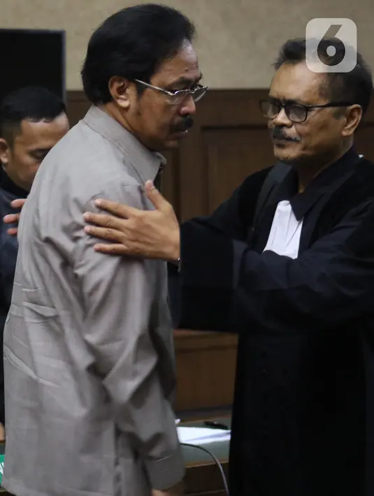 Mantan Gubernur Kepulauan Riau, Nurdin Basirun usai menjalani sidang pembacaan dakwaan di Pengadilan Tipikor Jakarta, Rabu (4/12/2019). Nurdin Basirun didakwa menerima gratifikasi Rp4,22 miliar dari berbagai pihak selama masa jabatannya dalam kurun waktu 2016-2019. (Liputan6.com/Helmi Fithriansyah)