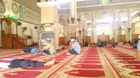 Banyak orang yang beristirahat di masjid saat menjalani puasa Ramadan. (Liputan6.com/Aldiansyah Mochammad Fachrurrozy).