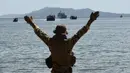 Anggota NAVSOG memberi sinyal ke kapal Filipina yang ditumpangi oleh marinir Filipina-AS saat simulasi bencana dan keamanan dalam latihan militer gabungan di Kota Casiguran, provinsi Aurora (15/5). (AFP Photo/Ted Aljibe)