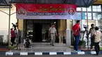 Beberapa wartawan menunggu acara rapat kerja teknis (rakernis) di depan aula Gedung Rupatama Mabes Polri, Jakata, Selasa (26/5/2015). Acara rakernis humas polri berlangsung secara tertutup. (Liputan6.com/Yoppy Renato)