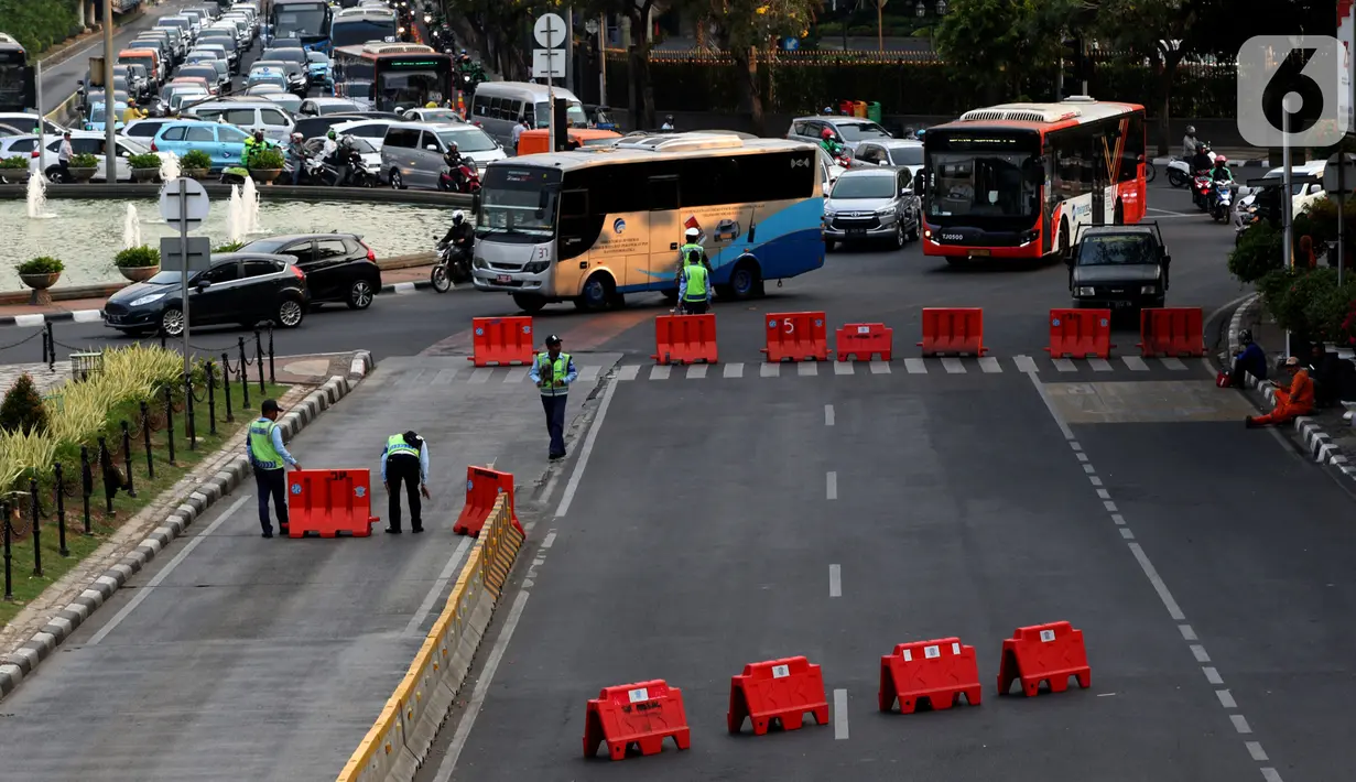 Petugas menutup akses jalan menuju Istana Negara, Jakarta, Senin (14/10/2019). Hingga sore hari, polisi masih menutup jalan dikarenakan isu adanya demo mahasiswa yang akan berlangsung hari ini. (Liputan6.com/JohanTallo)