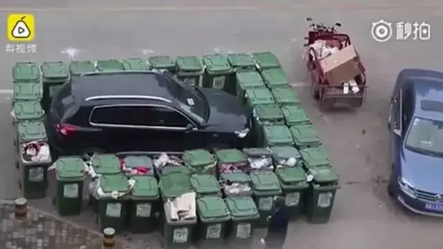 8 Potret Mobil Terjebak saat Parkir Ini Nyeleneh, Bikin Kasihan