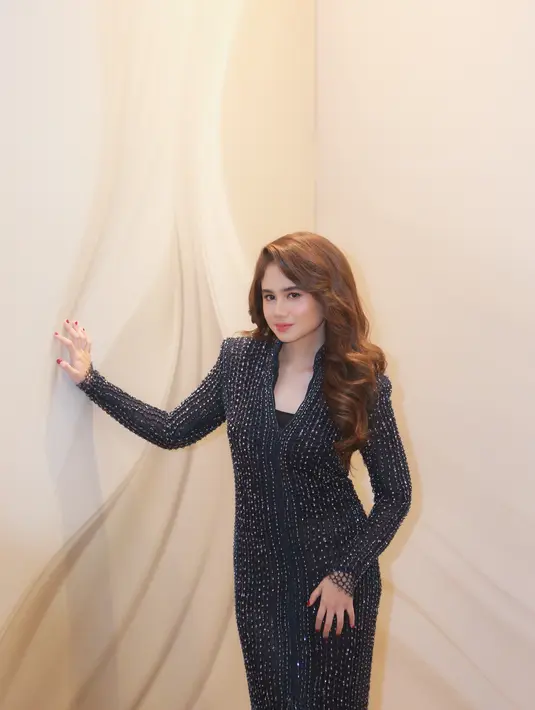 Tissa Biani turut hadir mengenakan bodycon dress hitam bling-bling yang berkilau dari @maisonmet. [Foto: Fimela/Daniel Kampua].