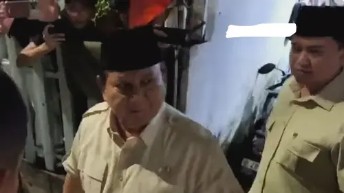 Presiden Prabowo Subianto menyambangi rumah duka pengemudi ojol yang tewas dilindas mobil rantis Brimob Affan Kurniawan pada Jumat malam (29/8/2025).