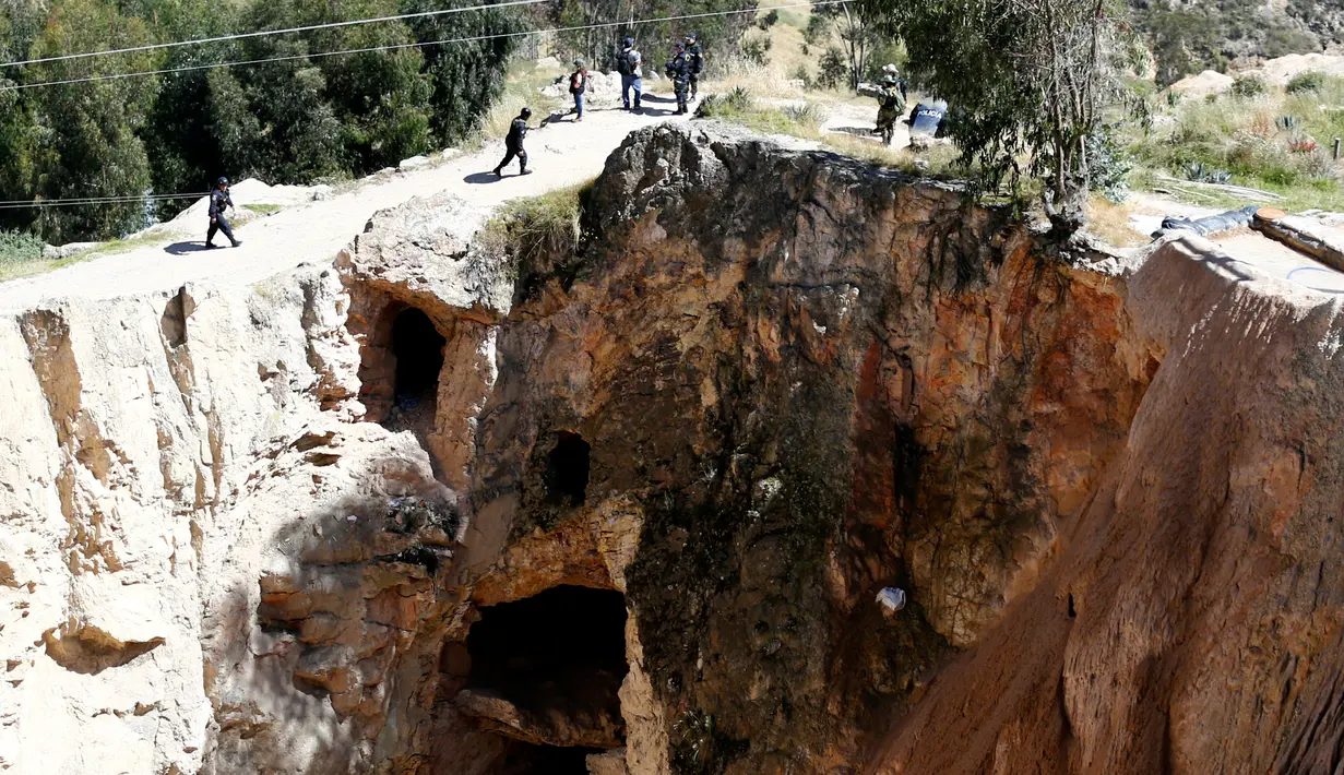 Kepolisian Peru saat operasi di pertambangan emas ilegal di Salpo, Pegunungan Andes, La Libertad (25/5). Aksi ini untuk memberantas penambang-penambang emas ilegal yang masih menyebar di sekitar Pegunungan Andes. (REUTERS / Mariana Bazo)