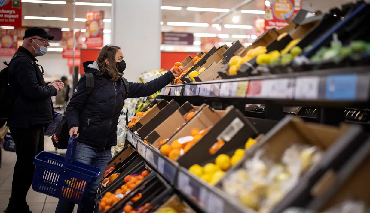 Seorang pelanggan berbelanja buah dan sayuran di supermarket Sainsbury di Walthamstow, London timur pada 13 Februari 2022. Angka inflasi Inggris tembus 5,4 persen pada Desember lalu. Inflasi itu juga menjadi yang tertinggi dalam 30 tahun terakhir. (Tolga Akmen / AFP)