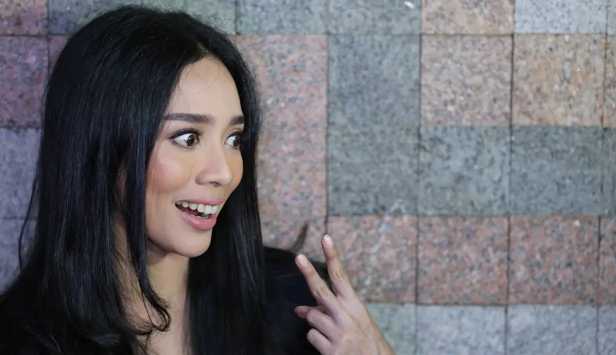 "Itu kalau untuk quality time berdua doang. sisanya awal-awal puasa pasti ngabuburit di rumah opa oma. Pas ke sini karena banyak kerjaan banyak bukber sendiri-sendiri," ujar Dea Ananda, di kawasan Pejaten, Kamis (15/6/2017). (Adrian Putra/Bintang.com)