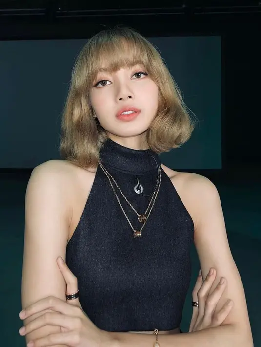 Untuk kerah model turtleneck, kamu dapat memiliki tampilan kalung berlapis yang mendandani leher dan area dada kamu untuk menjadikan aksesori sebagai titik fokus penampilan kamu. (Instagram/lalalalisa_m).