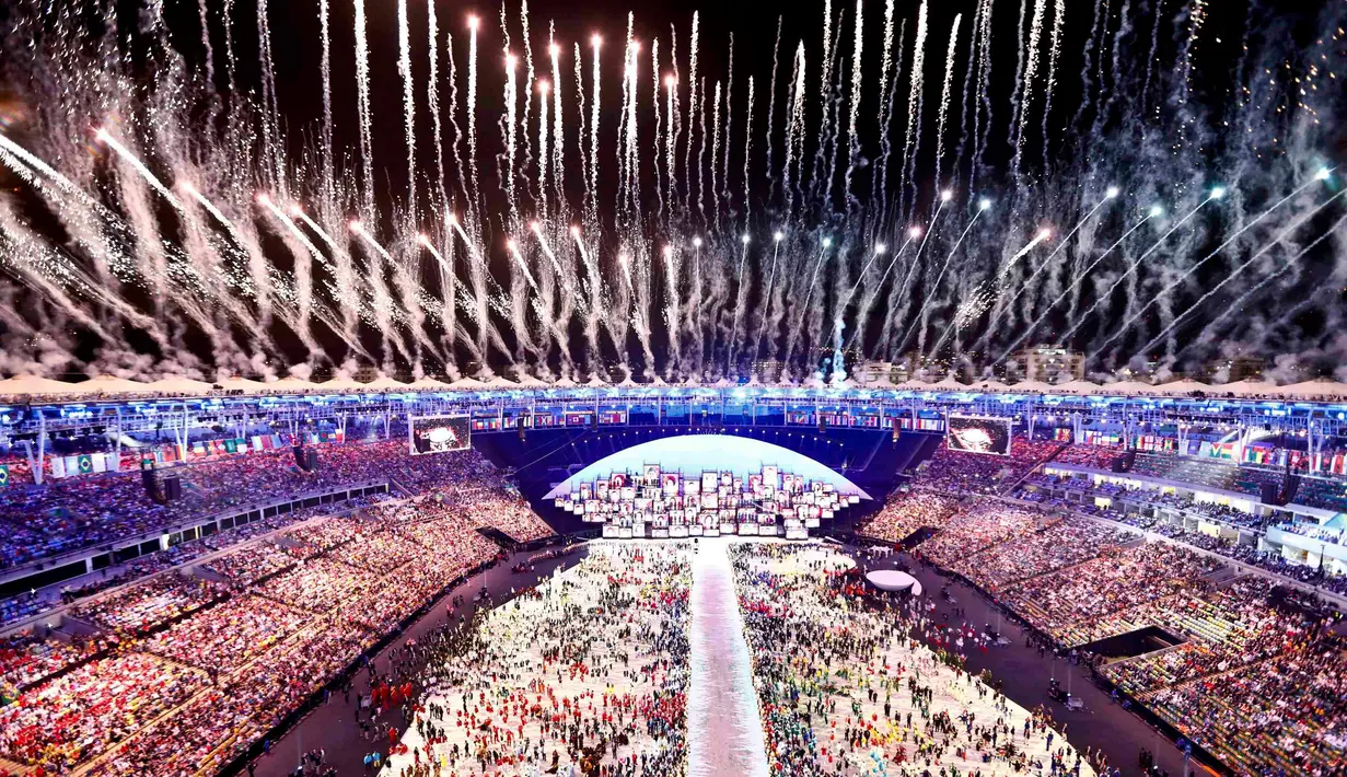 Pesta kembang api ikut memeriahkan Olimpiade 2016 di Rio de Janeiro, Brasil, (5/8). Pesta kembang api dan persembahan luar biasa dari penari dan musisi Brasil ini memberikan pesan dunia untuk melestarikan lingkungan.(REUTERS/Pawel Kopczynski)