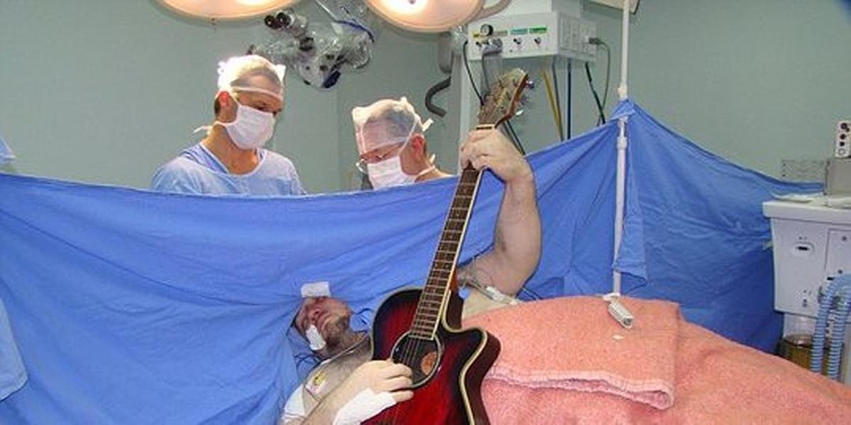 Operasi sambil main gitar