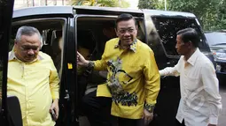 Ketua Umum Partai Golkar Agung Laksono saat tiba di kantor DPP PKPI, Jakarta, Rabu (18/3/2015). Agung Laksono beserta rombongan melakukan safari politik kepada partai pendukung pemerintah. (Liputan6.com/Helmi Afandi)