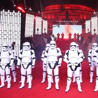 Pasukan Stormtroopers berpose di atas karpet merah selama Premiere Star Wars Eropa: Jedi Terakhir di Royal Albert Hall di London, Inggris (12/12). (AFP Photo/Daniel Leal-Olivas)