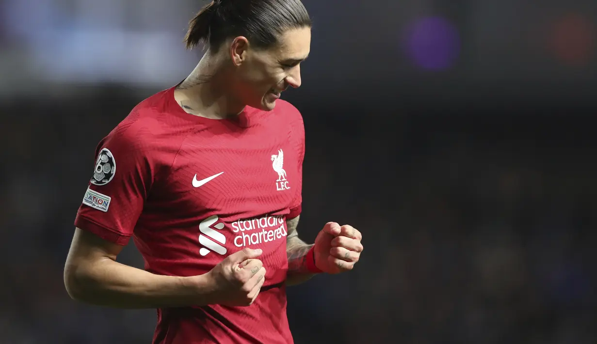 Penyerang Liverpool, Darwin Nunez Firmino berselebrasi setelah mencetak gol ke gawang Rangers selama pertandingan lanjutan Grup A Liga Champions di stadion Ibrox di Glasgow, Skotlandia, Kamis, 13 Oktober 2022. Liverpool menang telak atas Rangers 7-1. (AP Photo/Scott Heppell)