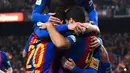 Pemain Barcelona merayakan gol pembuka ke gawang Atletico Madrid pada leg kedua semifinal Copa del Rey di Estadio Camp Nou, Selasa (7/2). Di leg kedua semifinal yang diwarnai tiga kartu merah, Blaugrana bermain imbang 1-1 dengan Atletico. (Josep Lago/AFP)