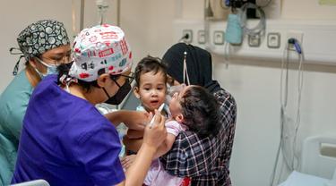 Bayi kembar siam dempet dada dan perut berusia 11 bulan asal Kabupaten Sukabumi, Jawa Barat menjalani operasi pemisahan di Rumah Sakit Hasan Sadikin (RSHS) Bandung pada Rabu, 25 Mei 2022.