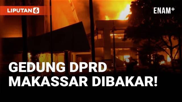 Ribuan massa mengamuk di Kota Makassar, Sulawesi Selatan. Amukan warga berujung pada pembakaran Gedung Dewan Perwakilan Rakyat Daerah Sulawesi Selatan di Jalan Urip Sumoharjo, Jumat (29/8) malam.