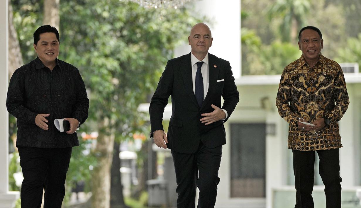 <p>Tiba pukul 11.58 WIB di Istana Merdeka, Infantino lebih dulu disambut Menpora Zainudin Amali dan Menteri BUMN Erick Thohir di tangga Istana. (AP/Achmad Ibrahim)</p>