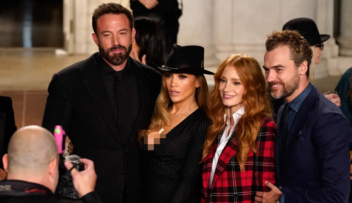 (kiri ke kanan) Ben Affleck, Jennifer Lopez, Jessica Chastain, dan Gian Luca Passi de Preposulo foto bersama saat menghadiri Ralph Lauren Spring 2023 Fashion Experience di The Huntington, Pasadena, California, Amerika Serikat, 13 Oktober 2022. Ben Affleck mengenakan jas wol hitam dengan celana panjang dan kemeja senada yang pas. (AP Photo/Chris Pizzello)