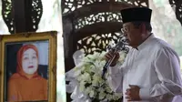Presiden ke-6 Susilo Bambang Yudhoyono memberikan sambutan untuk para pelayat di Puri Cikeas, Bogor, Jawa Barat, Sabtu (31/8/2019) Jenazah ibunda SBY, Siti Habibah, disemayamkan di pendopo Puri Cikeas dan akan dimakamkan di TPU Tanah Kusir setelah salat dzuhur. (Liputan6.com/Herman Zakharia)