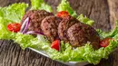 Ingin sajian modern untuk anak? Olah daging sapi menjadi patty burger yang lezat. (Marian Weyo/Shutterstock)