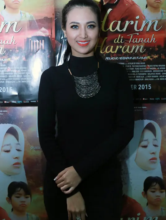 Karakter Qia yang diperankan oleh Sylvia diharuskan untuk bisa berbahasa Makassar. Ia sempat mengulang beberapa kali take adegan ketika harus mengucapkan dialog yang cukup panjang. (Galih W. Satria/Bintang.com)