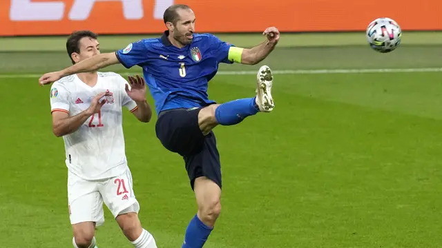 Foto Piala Eropa: Bukti Ketangguhan Giorgio Chiellini di Lini Pertahanan Timnas Italia, Termasuk Aksi Brilian Tarik Baju Saka