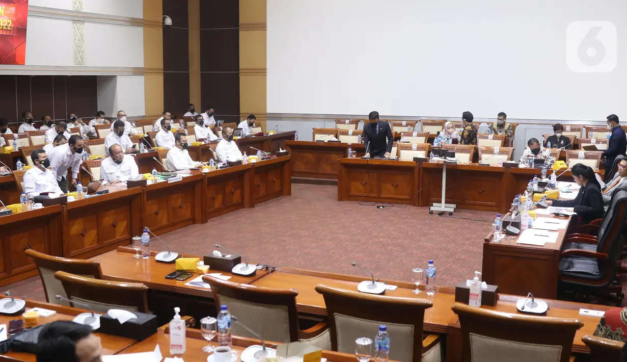 Suasana rapat kerja Wakil Kepala Badan Intelijen Negara Letnan Jenderal TNI (Purn) Teddy Lhaksmana Widya Kusuma dengan Komisi I DPR di Kompleks Parlemen, Senayan, Kamis (10/6/2021). Rapat kerja tersebut membahas RKA dan RKP BIN tahun 2022. (Liputan6.com/Angga Yuniar)