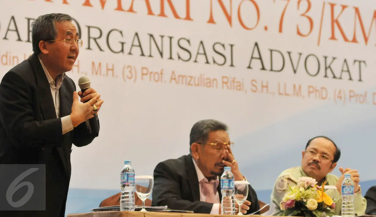 Guru Besar bidang hukum Jawahir Thontowi (kiri) melakukan diskusi bersama Narasumber lainnya yang hadir di Hotel Crown Plaza, Jakarta, Jum'at (16/10/2015). Diskusi menitik beratkan permasalahan soal Advokat di Indonesia. (Liputan6.com/andrian martinus)