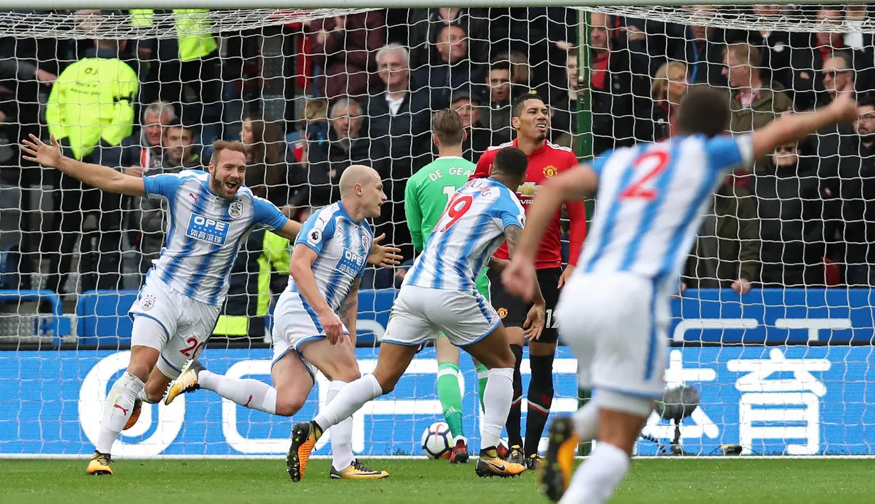 Para pemain Huddersfield Town merayakan gol yang dicetak Aaron Mooy ke gawang Manchester United pada laga Premier League di Stadion The John Smith's, Sabtu (21/10/2017). Huddersfield Town menang 2-1 atas Manchester United. (AFP/Lindsey Parnaby)