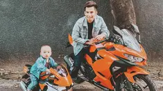 Muda, keren dan kaya raya, seperti itulah gambaran sosok Niko Al Hakim. Sebagai suami salah satu selebgram terkaya di Indonesia dan seorang bapak dari xabiru ia bisa membuktikan bahwa ia bisa hidup mapan. (Liputan6.com/IG/okintph)