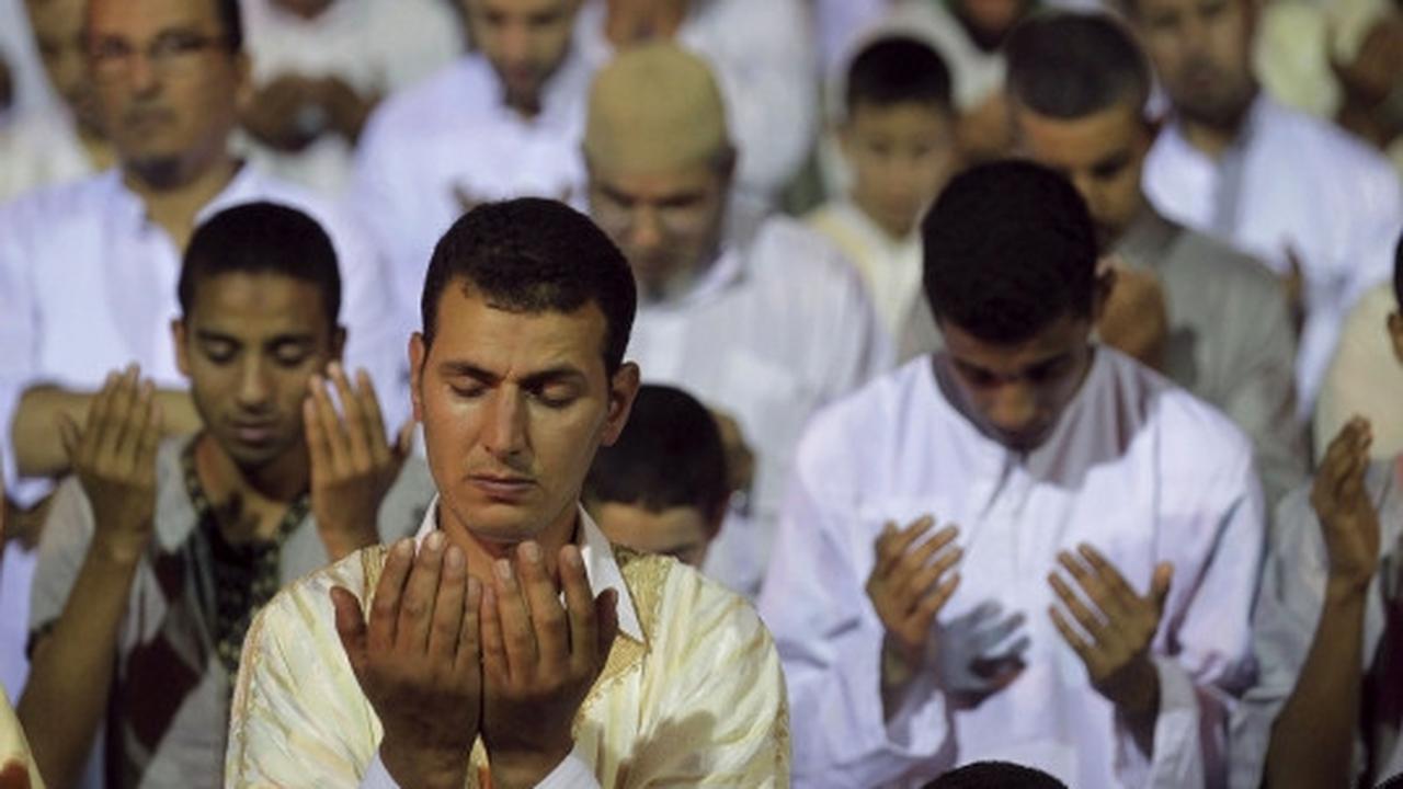 Kekhusyukan muslim Maroko mencari keberkahan malam Lailatul Qadar