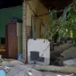Kondisi rumah yang rusak setelah gempa Magnitudo 6,2 di Desa Kajai, Pasaman Barat, Jumat (25/2/2022). Sejumlah bangunan rusak akibat guncangan gempa. (IDENVI SUSANTO/AFP)