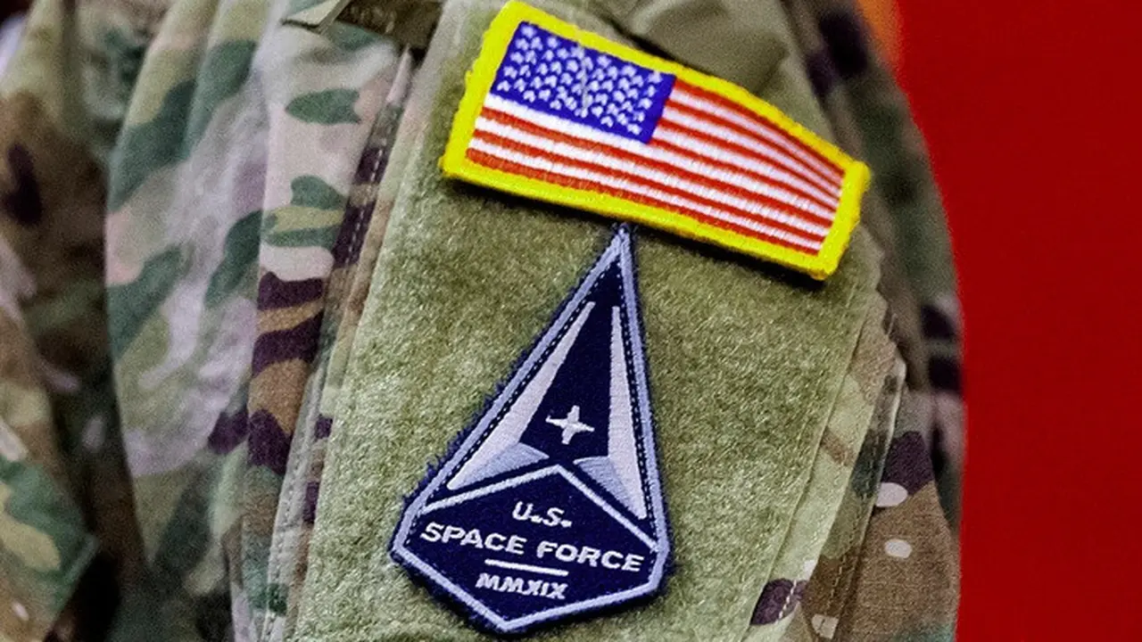 Seorang tentara mengenakan seragam Angkatan Antariksa AS dalam upacara peralihan personel Angkatan Udara AS menjadi anggota Space Force di Pangkalan Angkatan Udara Travis, California, 12 Februari 2021.