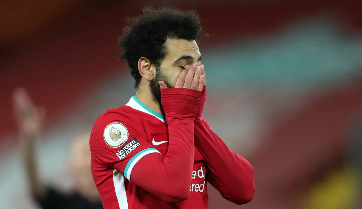 Gelandang Liverpool, Mohamed Salah tampak kecewa saat menghadapi Burnley dalam laga lanjutan Liga Inggris 2020/21 di Anfield Stadium, Kamis (21/1/2021). Liverpool kalah 0-1 dari Burnley. (AFP/Clive Brunskill/Pool)