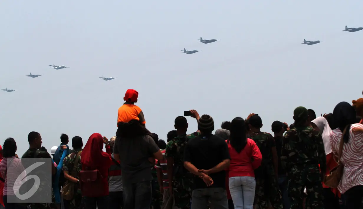 Warga menyaksikan gladi bersih di Dermaga Indah Kiat, Cilegon (3/10/2015). Tema peringatan HUT ke-70 TNI "Bersama Rakyat TNI Kuat, Hebat, Profesional, Siap Mewujudkan Indonesia yang Berdaulat, Mandiiri dan Berkepribadian." (Liputan6.com/Immanuel Antonius)