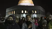 Umat Muslim Palestina berdoa selama malam Lailatul Qadar di depan Masjid Kubah Batu, di kompleks Masjid Al Aqsa di Kota Tua Yerusalem, Rabu (27/4/2022). Malam ke 27 Ramadhan atau malam ganjil 2 hari terakhir bulan Ramadan menjadi momen terpenting umat muslim memperbanyak ibadah dan doa untuk memburu Lailatul Qadar. (AP Photo/Mahmoud Illean)