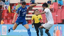 Penyerang PSIM Yogyakarta, Deri Corfe, menghadapi tekanan dari bek PSM Makassar, Aloisio Neto, dalam duel BRI Super League 2025/2026 di Stadion Sultan Agung, Bantul, Jumat (10/4/2026). (Doc PSIM)