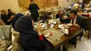 Sejumlah kafe di Irak mulai ramai dikunjungi saat waktu sahur oleh sejumlah warga, Irak, Kamis (9/7/2015). Setelah hampir 10 tahun tak boleh keluar malam, kini warga Irak bisa sahur bersama di Kafe. (Reuters Thaier Al-Sudani)