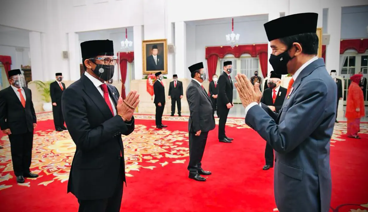Presiden Joko Widodo (kanan) memberi selamat kepada Sandiaga Salahuddin Uno usai melantiknya sebagai Menteri Pariwisata dan Ekonomi Kreatif/Kepala Badan Pariwisata dan Ekonomi Kreatif di Istana Negara, Jakarta, Rabu (23/12/2020). (Foto: Muchlis Jr - Biro Pers Sekretariat Presiden)