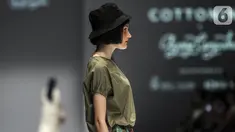 Model berpose di catwalk Jakarta Fashion Week 2020 di Jakarta, Kamis (22/10/2019). Pekan mode terbesar se-Asia tenggara ini merupakan Gelaran tahunan ke-12 dan menampilkan lebih dari 270 label dan desainer baik dari dalam negeri dan luar negeri. (Liputan6.com/Johan Tallo)