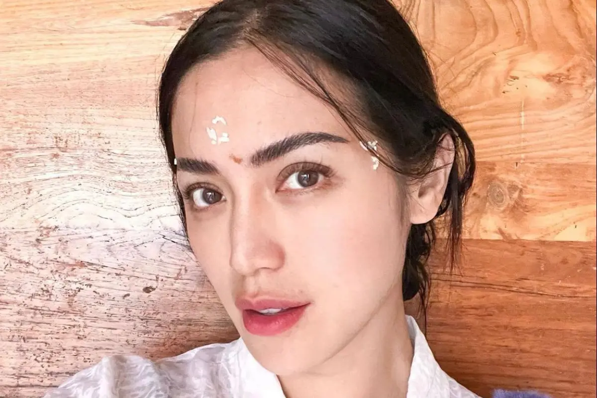 Jessica Iskandar melukat di Bali
