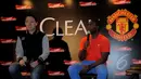Legenda sepakbola Manchester United, Andy Cole menjawab pertanyaan wartawan saat menghadiri jumpa pers dalam ajang `CLEAR Ayo! Indonesia Bisa Academy 2015` di Jakarta, Jumat (6/3/2015). (Liputan6.com/Faisal R Syam)