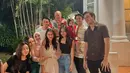 Para pemainnya kompak, tak sedikit netizen yang berharap beberapa pemainnya bisa terlibat dalam satu project sinetron lagi. Pada hari terakhir syuting, para pemain kemudian foto bersama. Dalam momen perpisahan tersebut terlihat Felicya Angelista hadir bersama dua buah hatinya. Feli ungkap jika ia juga turut bangga dengan pemain dan kru selama satu tahun ini. (Liputan6.com/IG/@estapramanita)