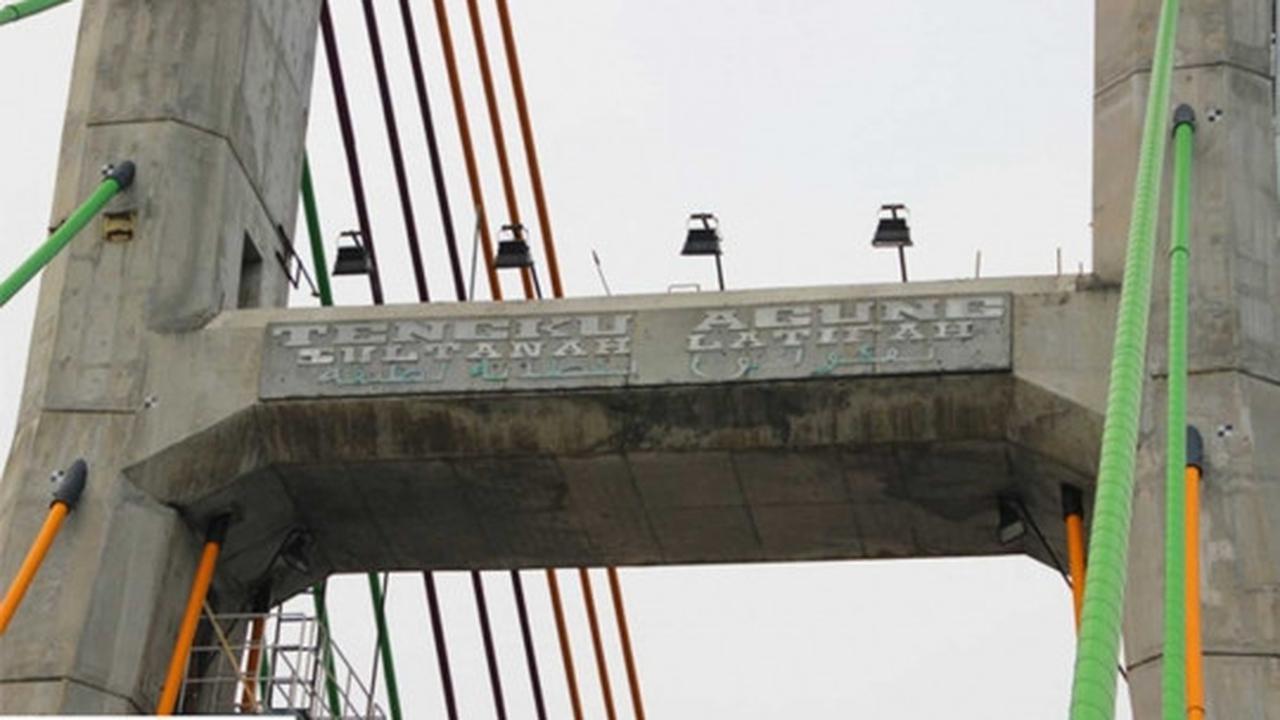 Pesona kemegahan Jembatan Siak membentang di atas 'Sungai Pejantan'