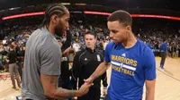 Forward San Antonio Spurs, Kawhi Leonard (kiri), akan berduel dengan guard Golden State Warriors, Stephen Curry, pada Final Wilayah Barat NBA 2017. (Bola.com/Twitter/NBA)