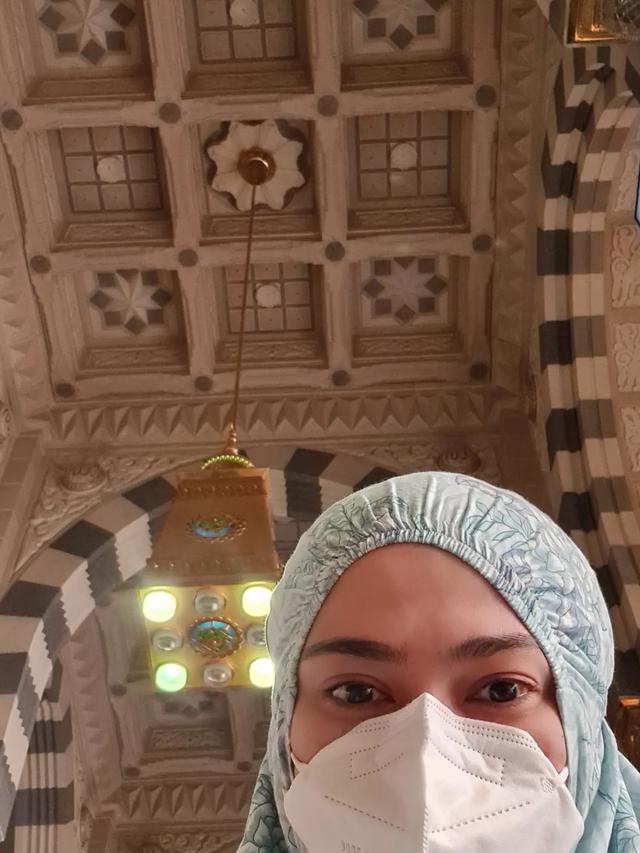 Jalani Ibadah, Ini 7 Potret Catherine Wilson Saat Umrah Ramadhan