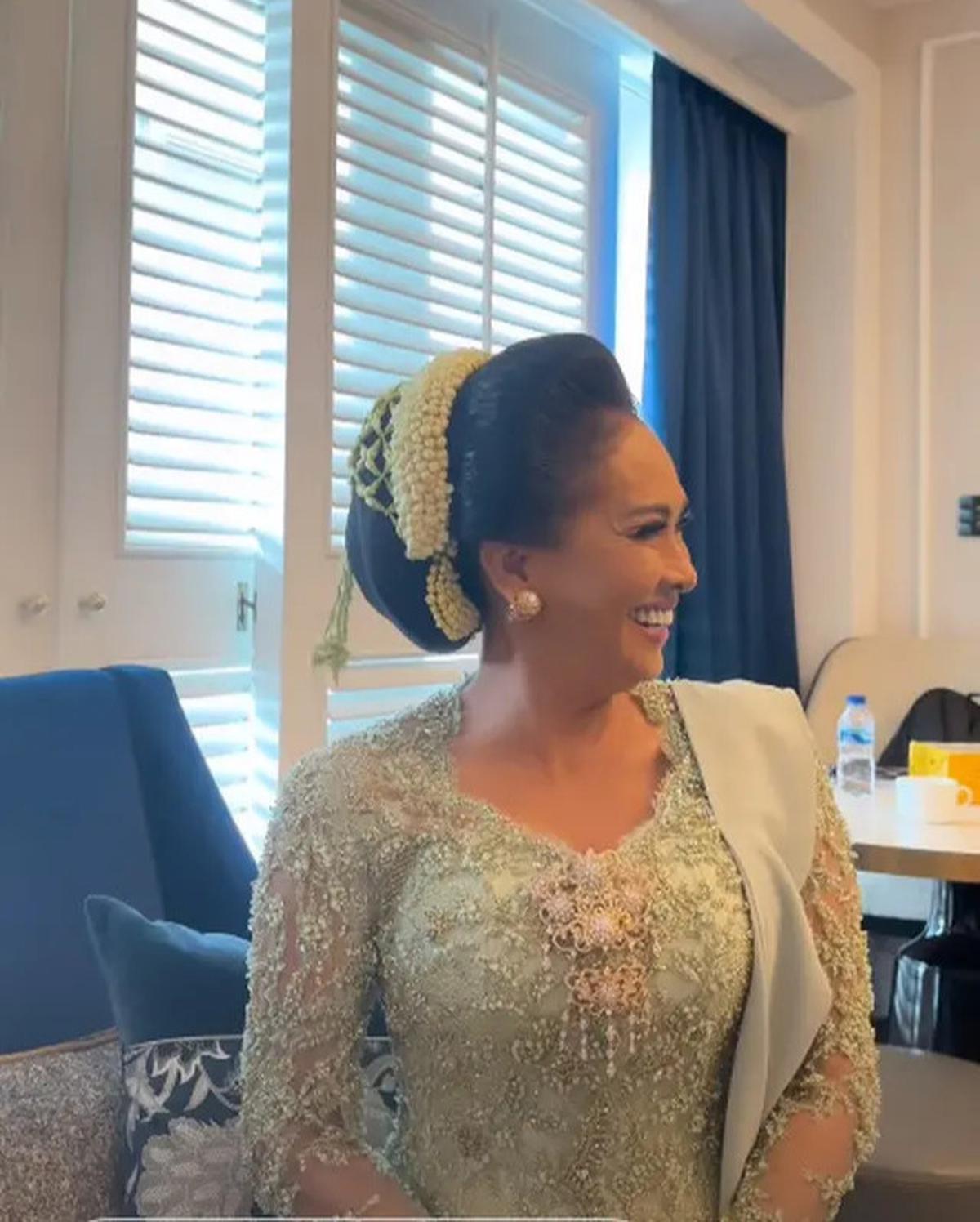 7 Inspirasi Style Anting Risa Dewi Ibunda Alyssa Daguise, Tampil Anggun dan Berwibawa di Usia 57 Tahun