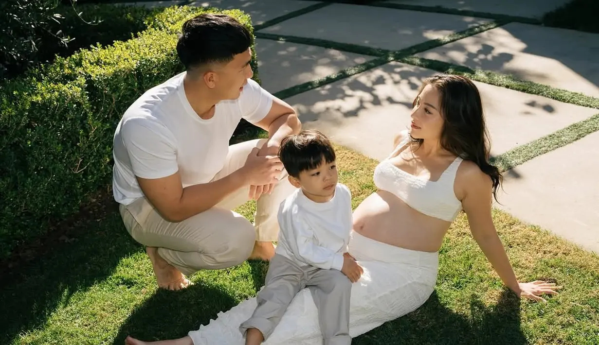 Maternity shoot di halaman rumah, Nikita Willy dan keluarga terlihat harmonis dalam outfit serba putih [@nikitawillyofficial94]
