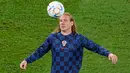 <p>Pemain Kroasia Domagoj Vida berlatih sebelum melawan Belgia pada pertandingan sepak bola Grup F Piala Dunia 2022 di Stadion Ahmad Bin Ali, Al Rayyan, Qatar, 1 Desember 2022. Penampilan nyentrik Domagoj Vida dengan rambut panjang dan pirang membuatnya seperti rockstar. (AP Photo/Ebrahim Noroozi)</p>